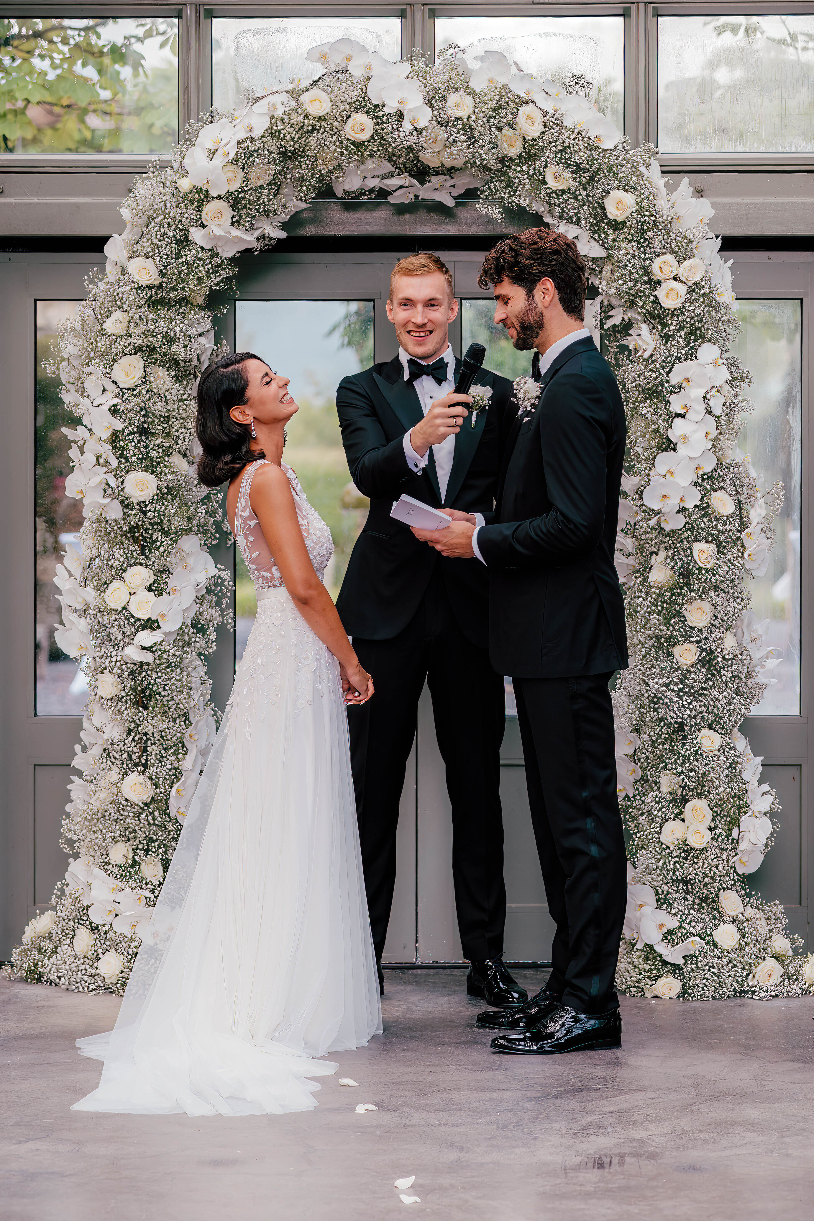 Freie Trauung in Zürich – Braut und Bräutigam vor Blumenbogen mit Trauredner