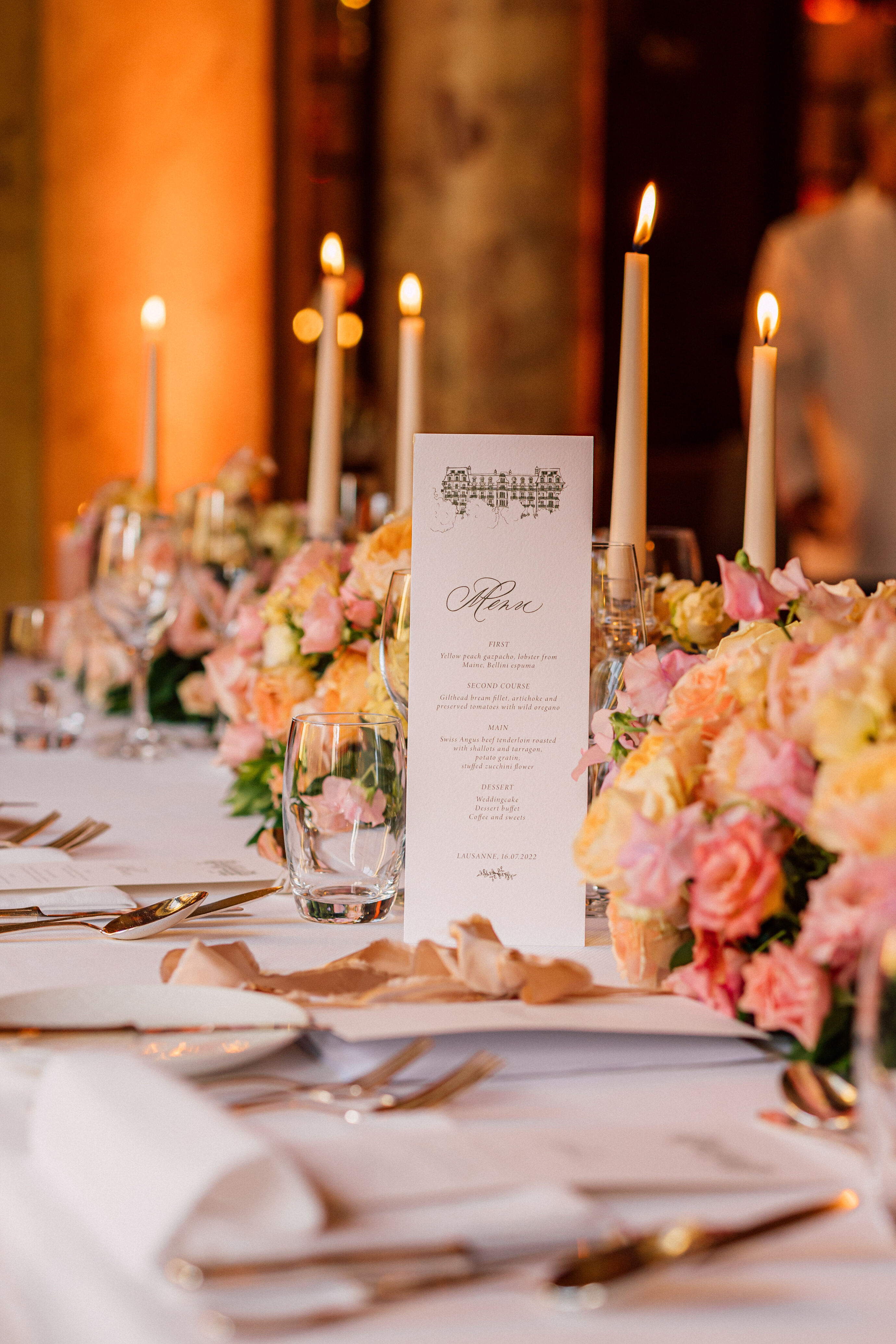 Hochzeitsfotografie Zürich – festlich gedeckter Tisch mit Kerzen und Blumen