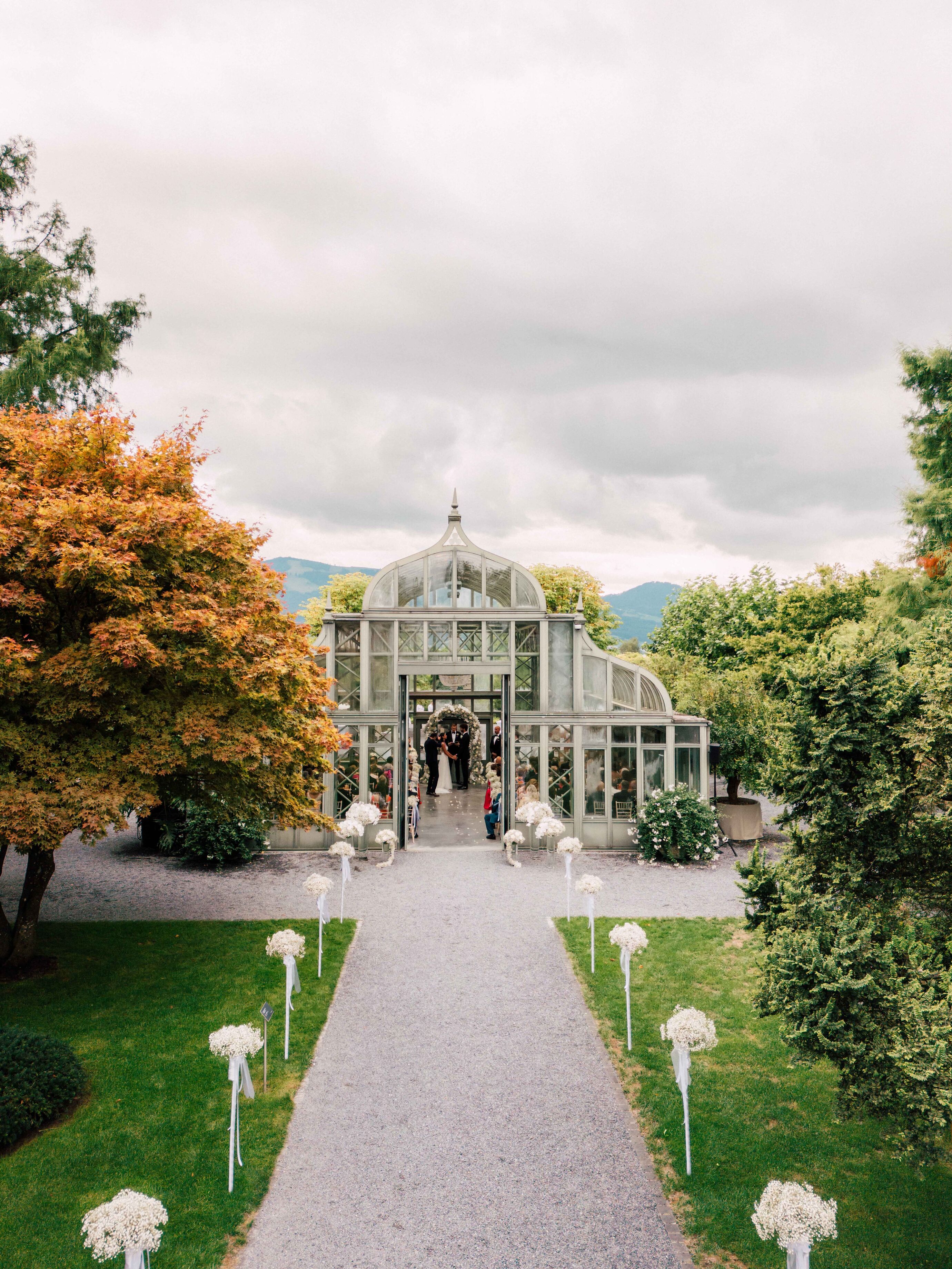 Hochzeitslocation in Zürich – Gäste betreten Gewächshaus zur Feier