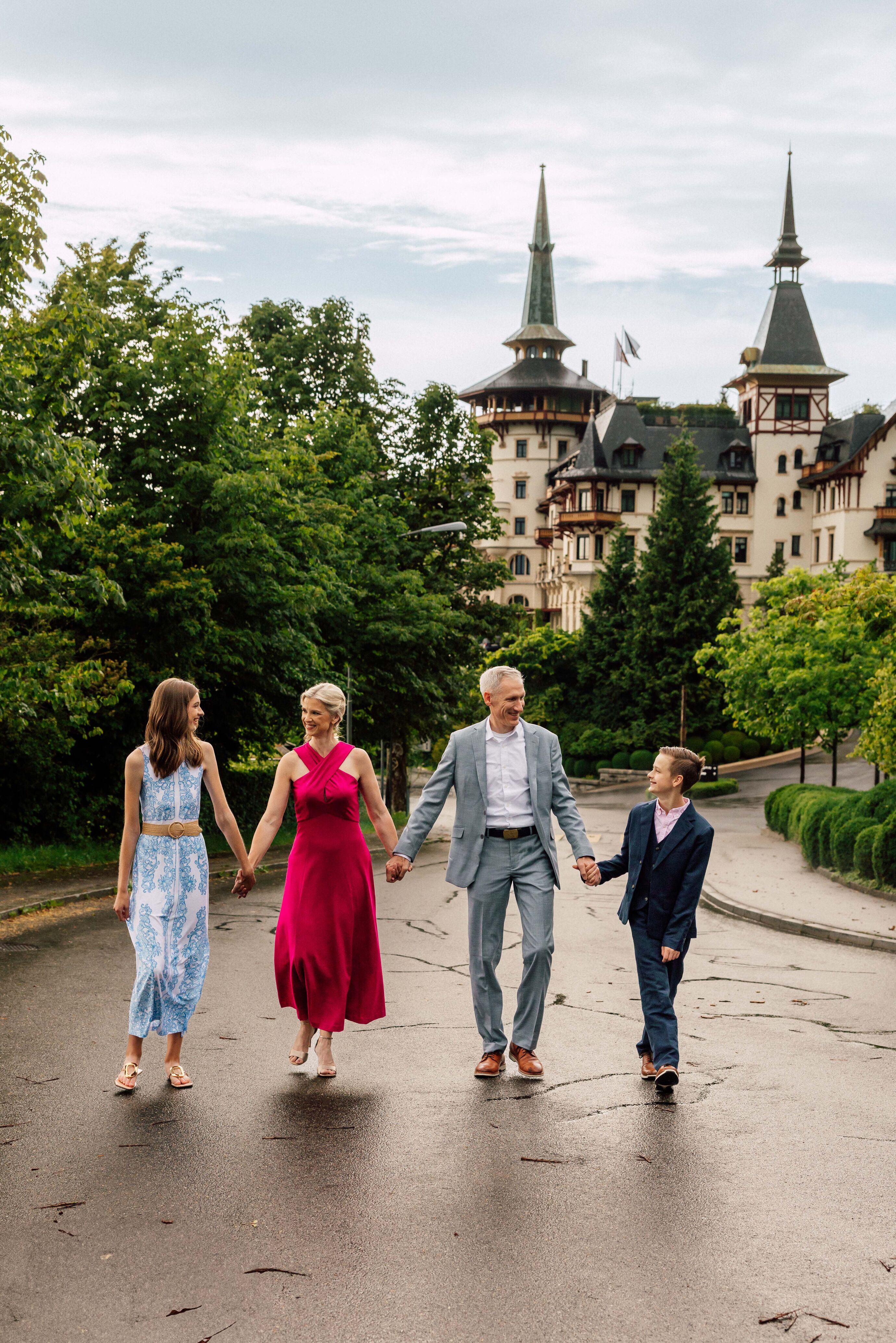 Eventfotograf Zürich Familie beim Spaziergang vor dem Dolder Grand