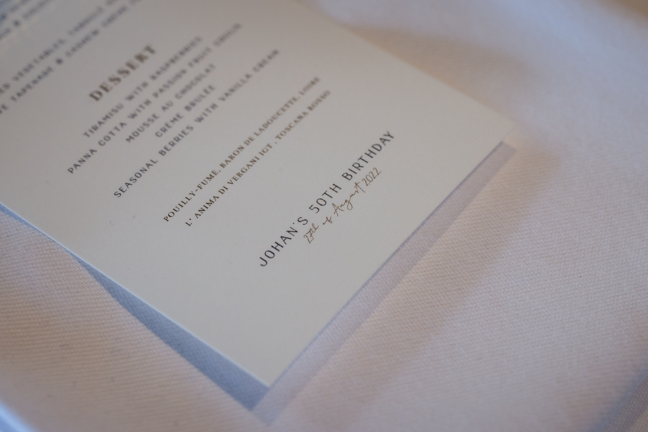 Eventfotograf Zürich Menükarte bei festlichem Dinner aufgedeckt