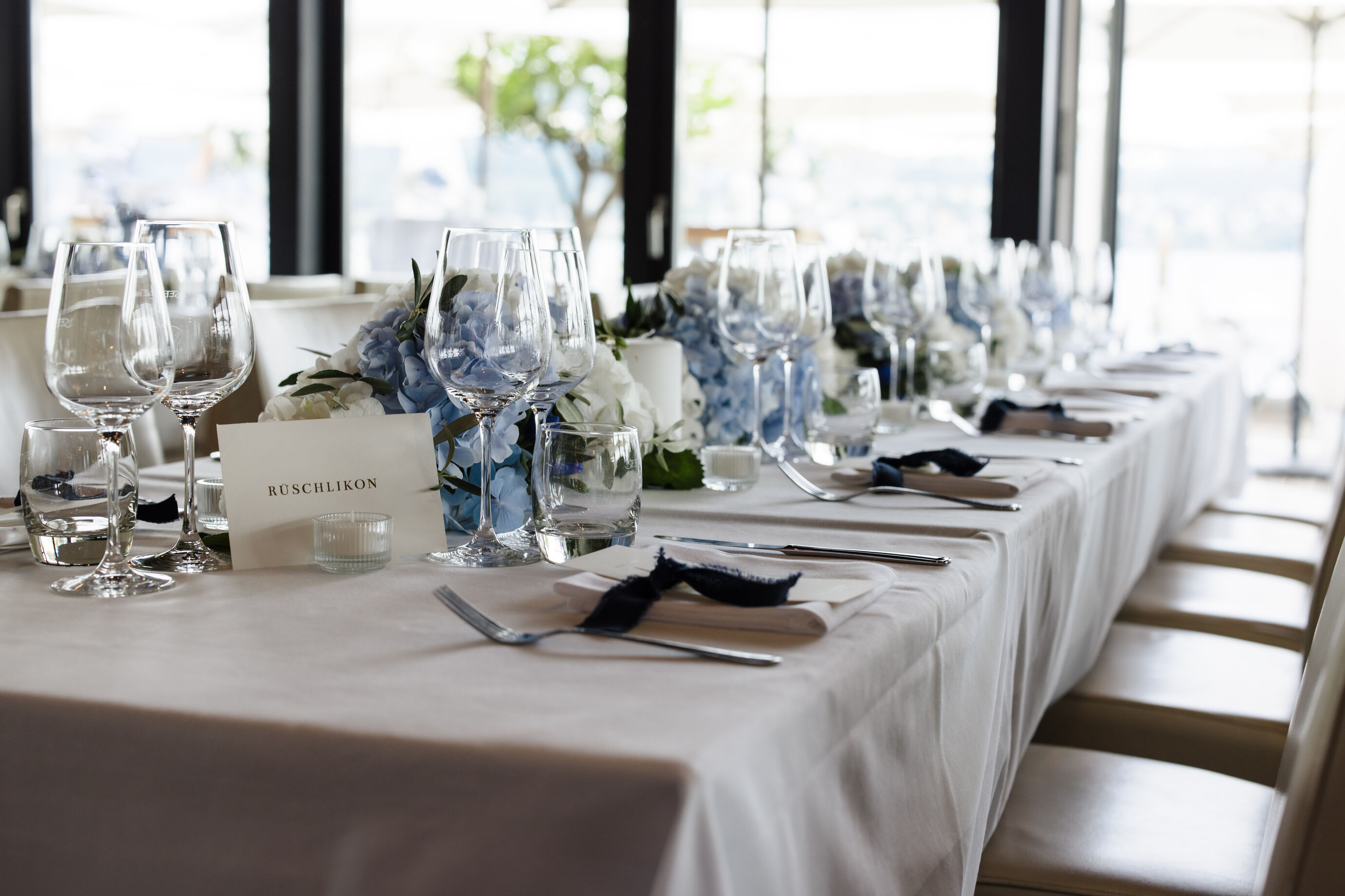 Eventfotograf Zürich festlich gedeckter Tisch mit Namenskarten und Gläsern