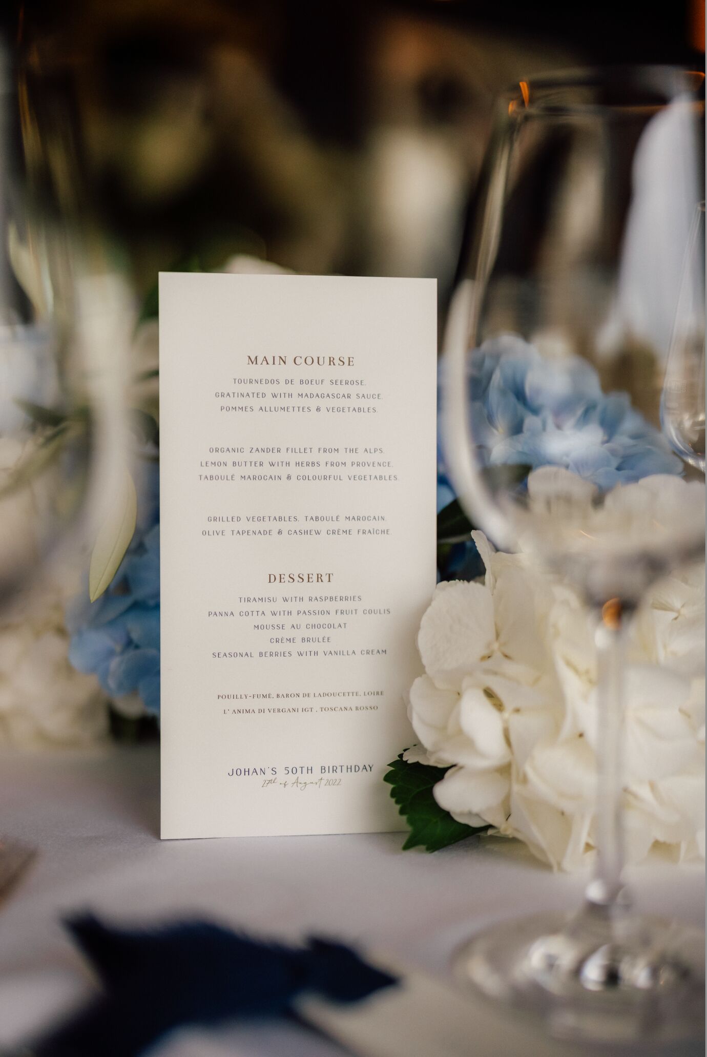 Eventfotograf Zürich Menükarte bei festlichem Dinner aufgedeckt