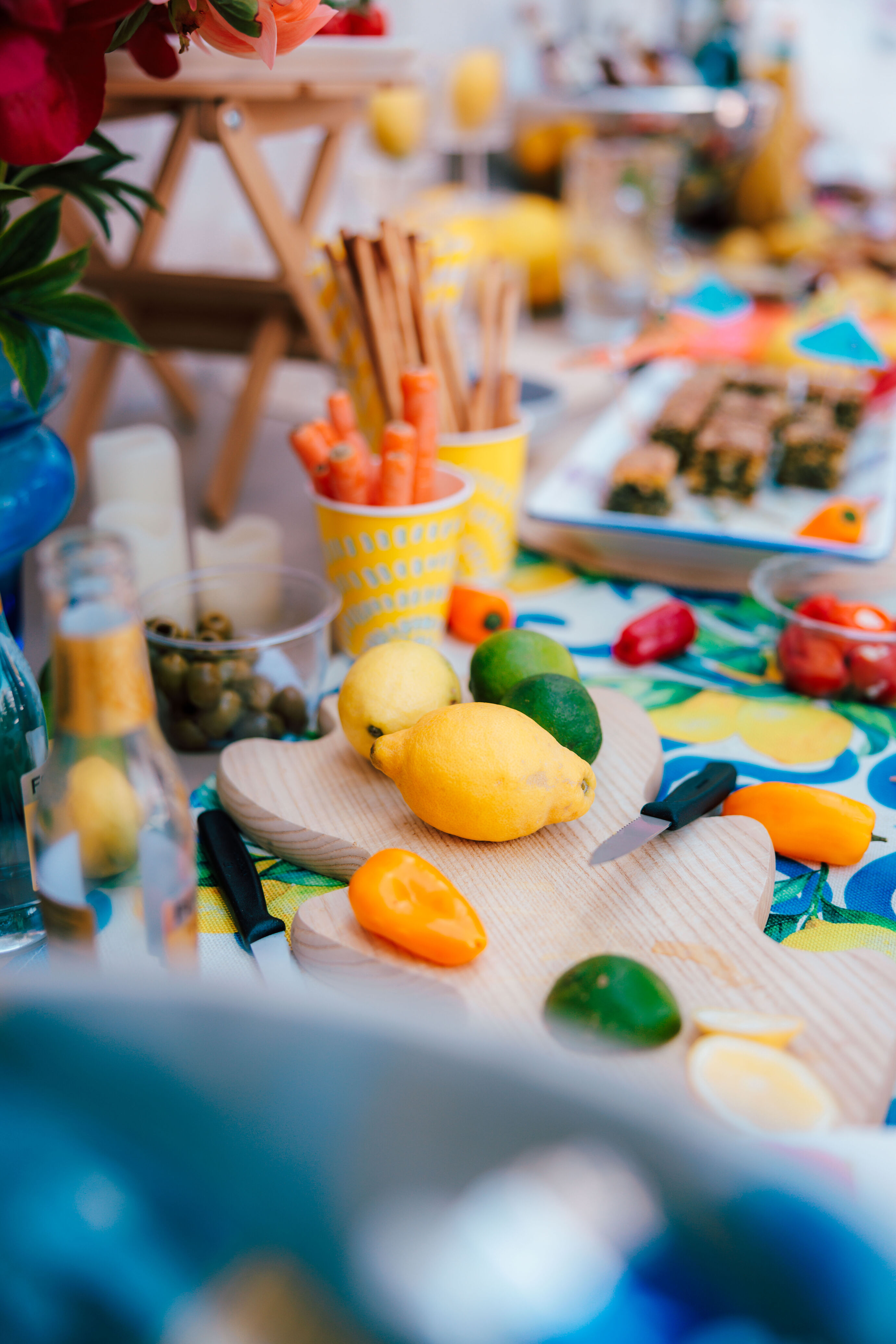 Eventfotograf Zürich bunter Apéro Tisch mit Snacks und Gemüse