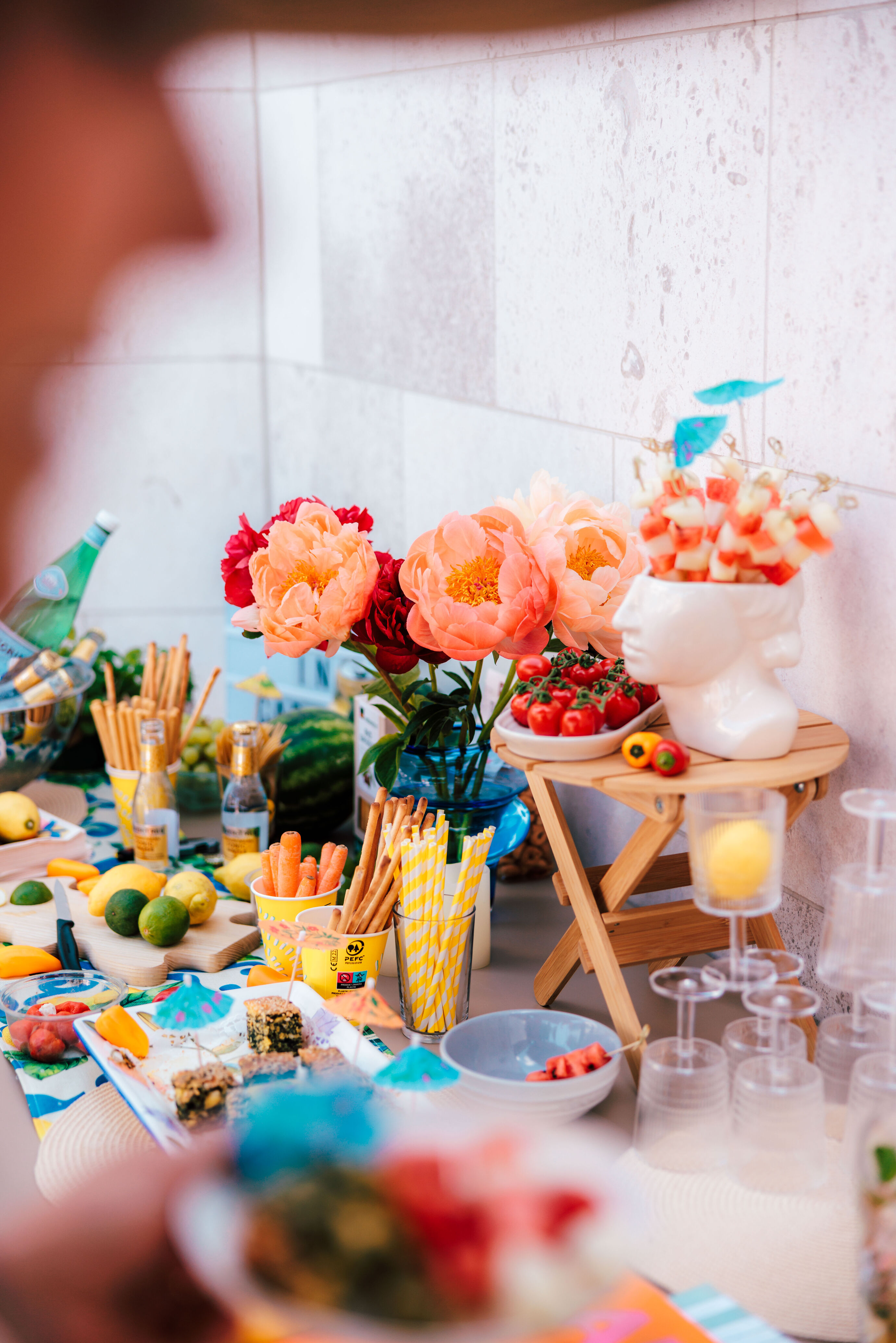 Eventfotograf Zürich bunter Apéro Tisch mit Snacks und Gemüse