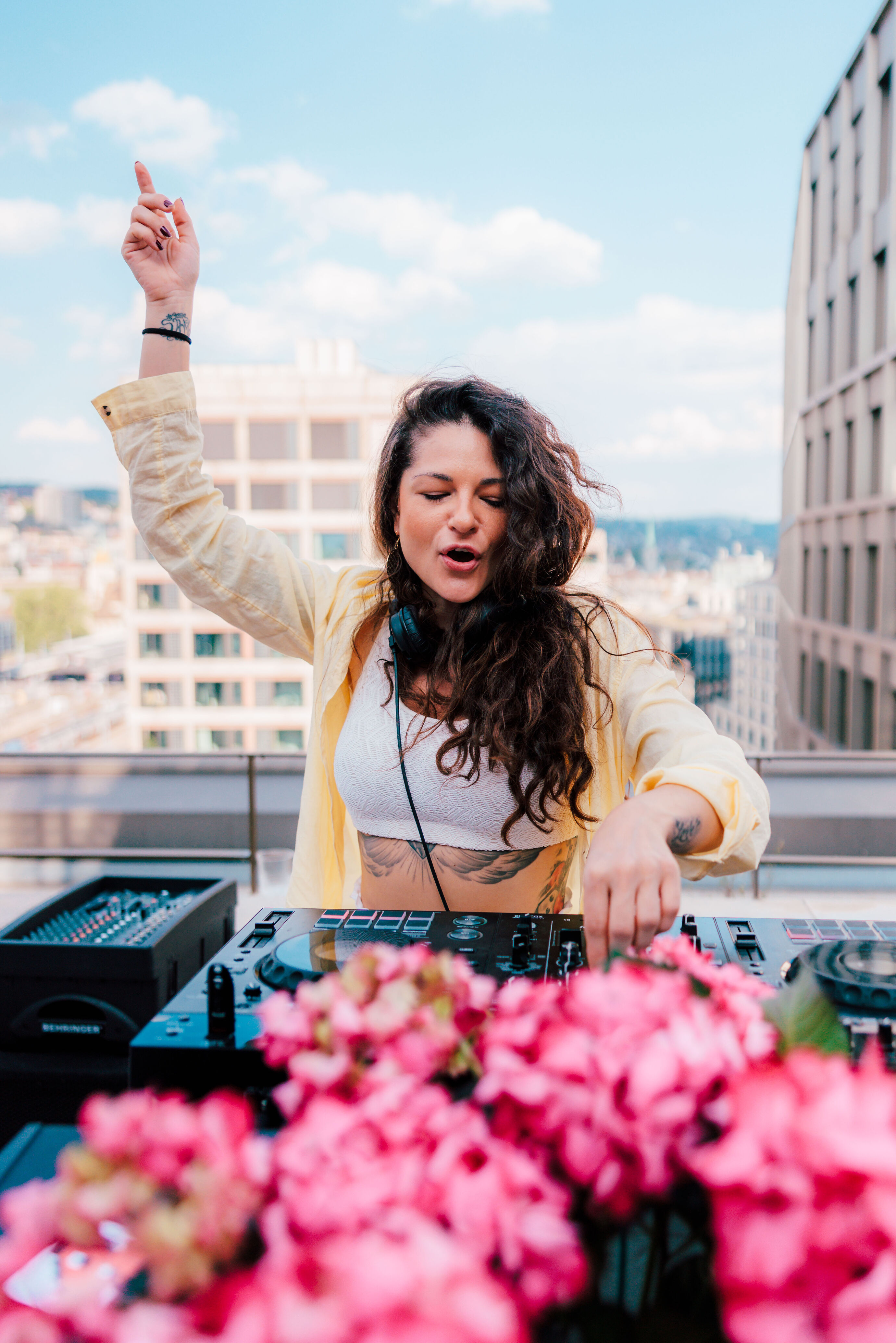 Eventfotograf Zürich DJane legt Musik auf Dachterrassenparty in Zürich auf