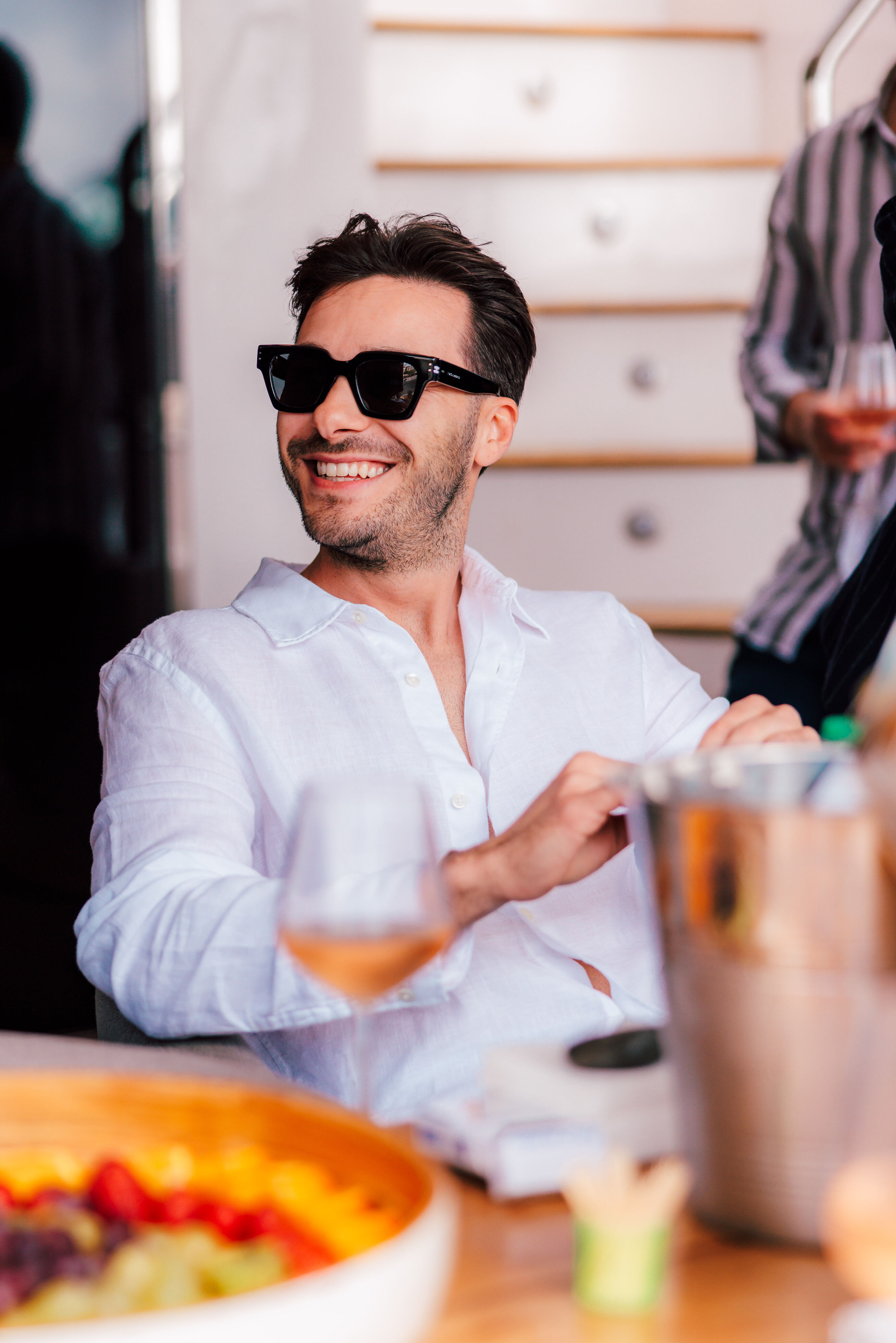 Eventfotograf Ibiza Bachelor Party auf dem Boot mit Drinks und Sonnenbrille