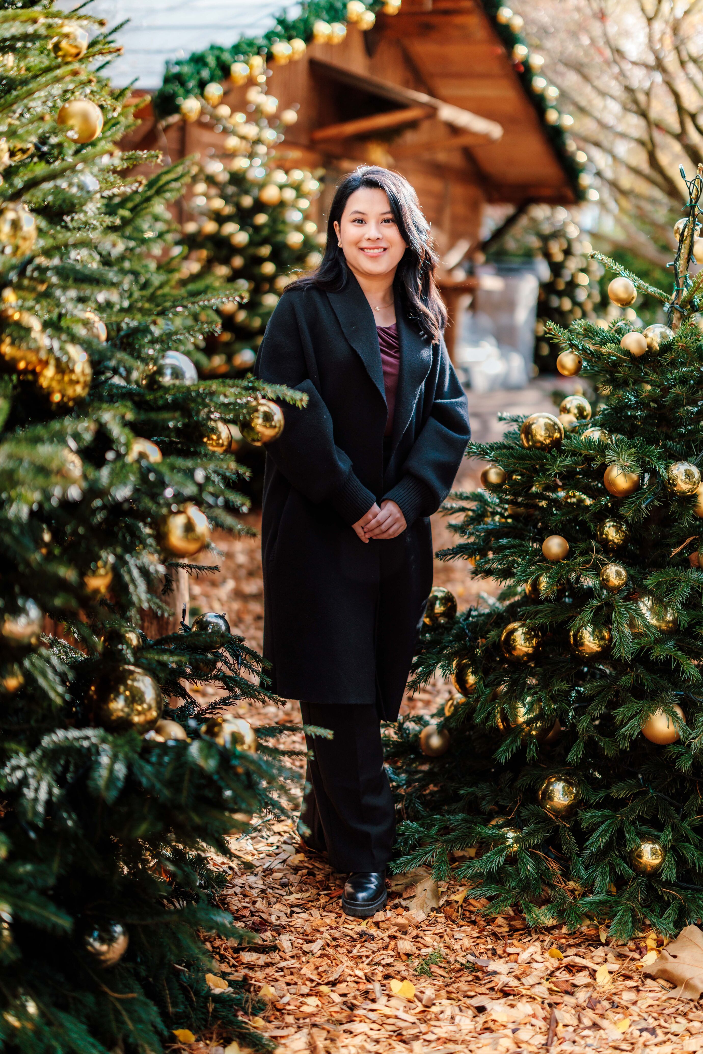 Eventfotograf Zürich Frau posiert vor festlich geschmücktem Weihnachtsbaum