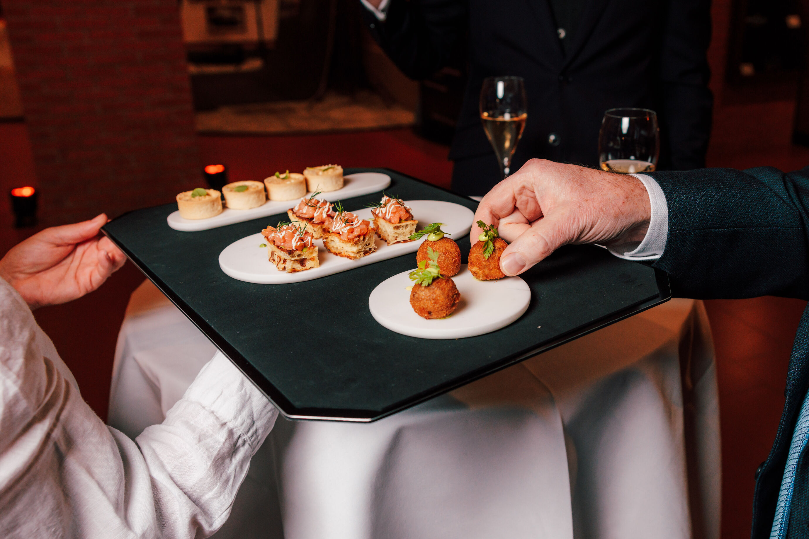 Servierte Apérohäppchen beim Galaabend