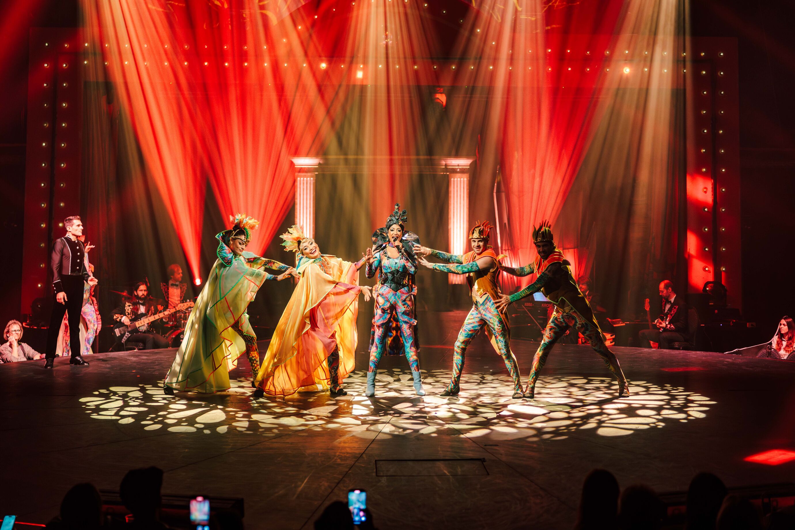 Artisten eröffnen die Premiere in prachtvollen Kostümen