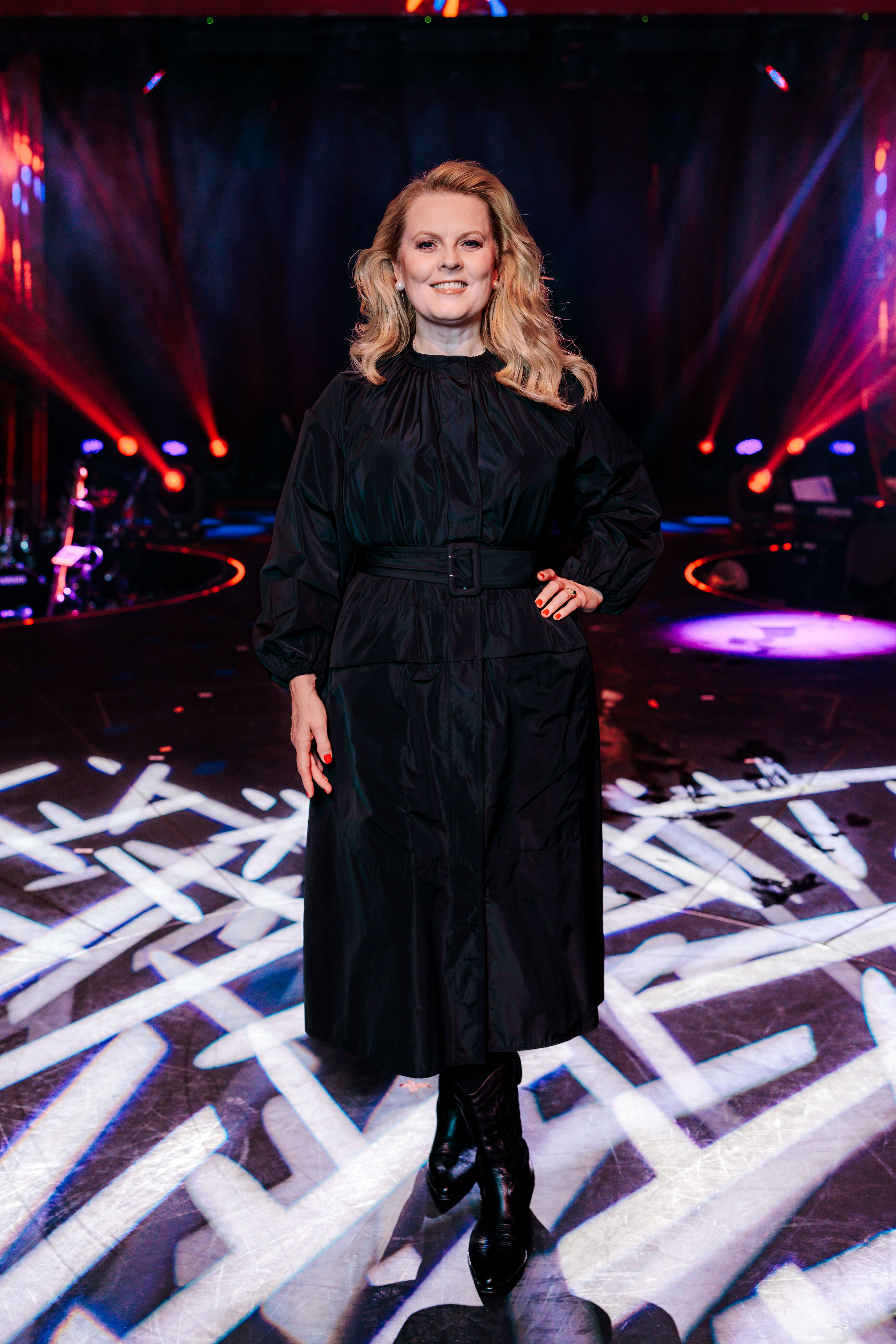 Patricia Kelly im schwarzen Kleid auf der Bühne