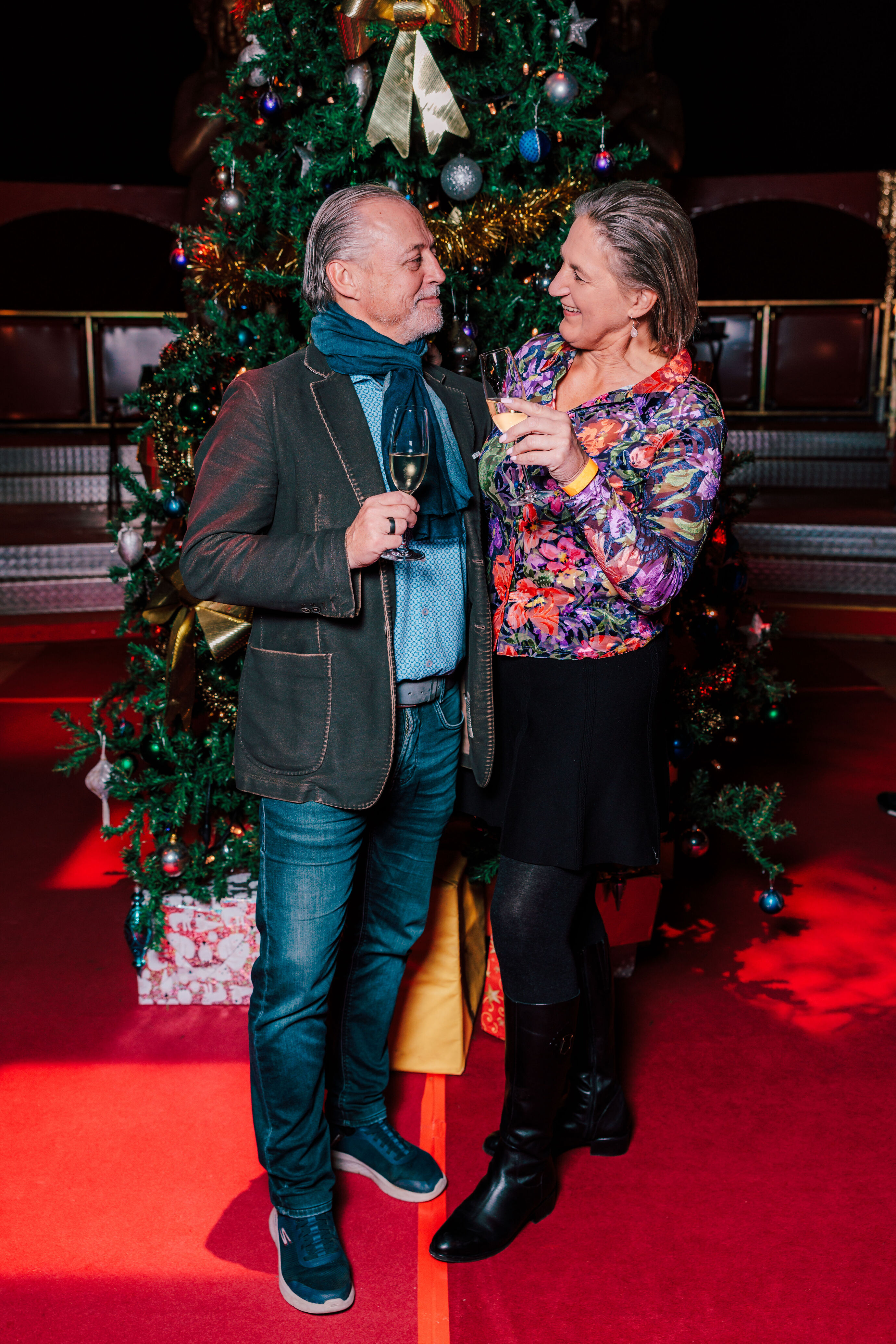 Ein Paar geniesst die Premiere mit festlicher Stimmung