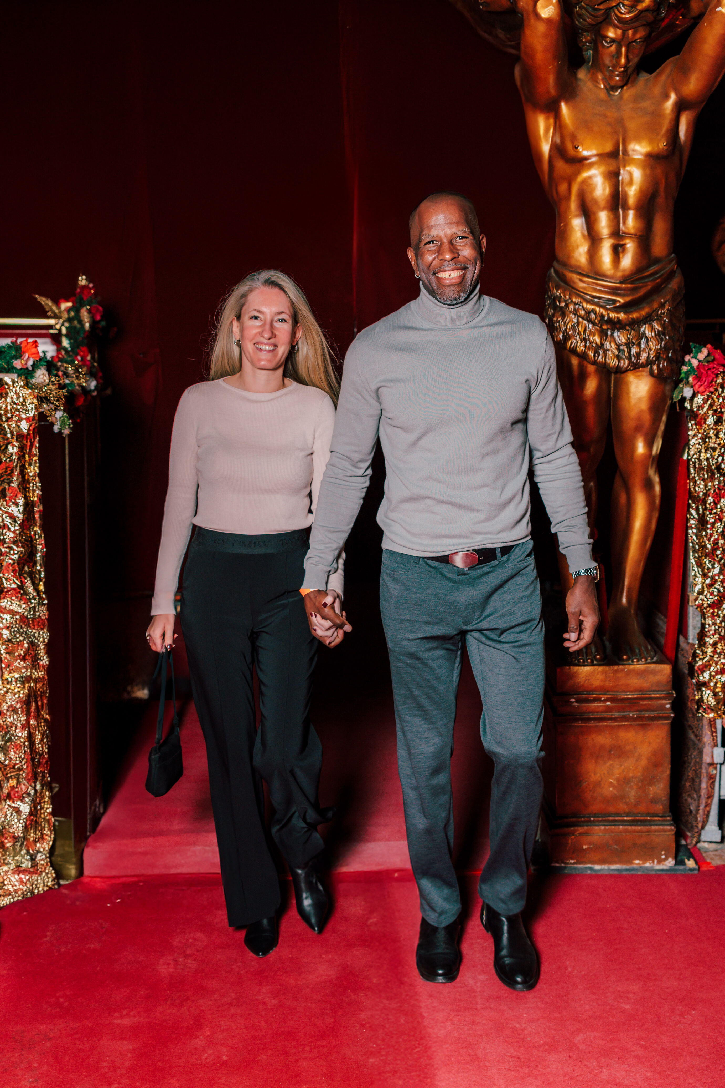 Paar betritt das Zirkuszelt Hand in Hand