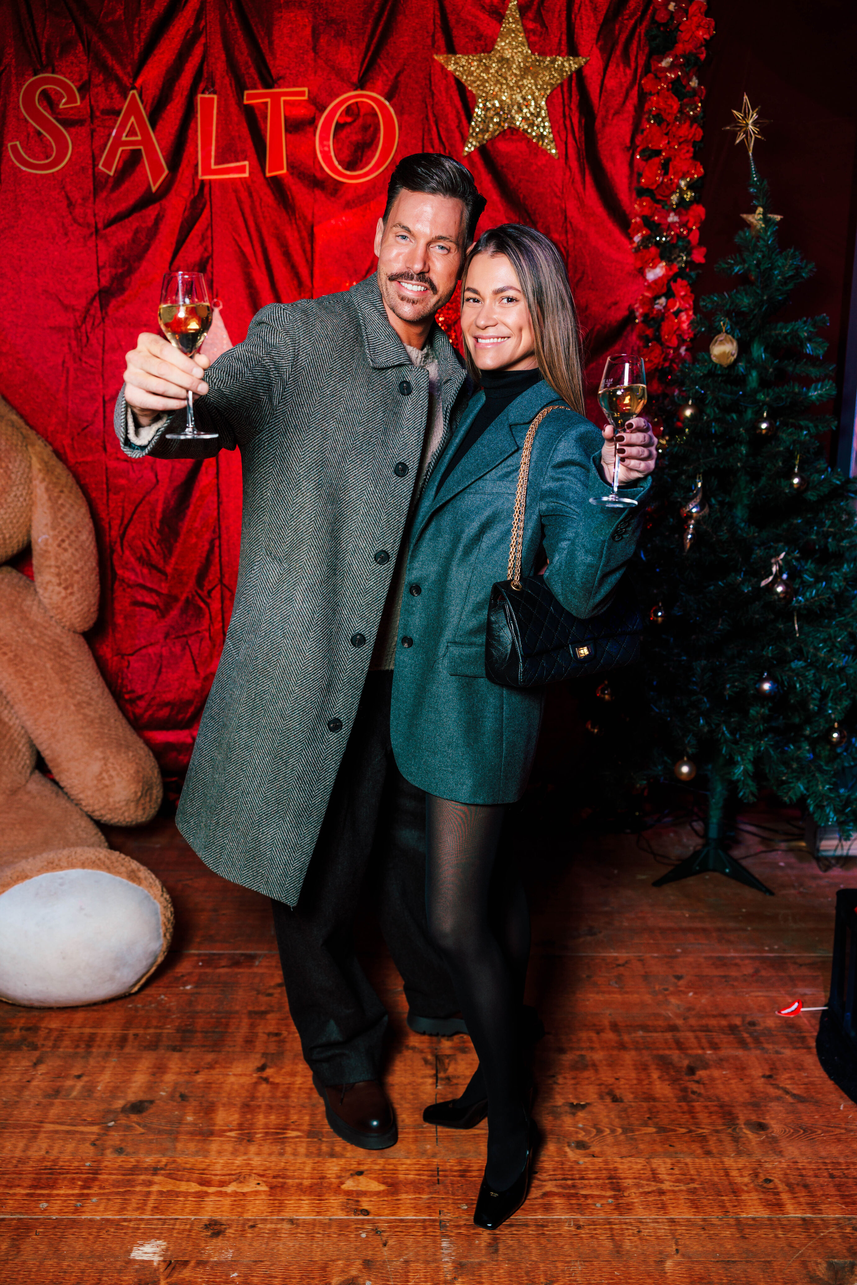 Ein Paar stösst mit Wein auf die Premiere an