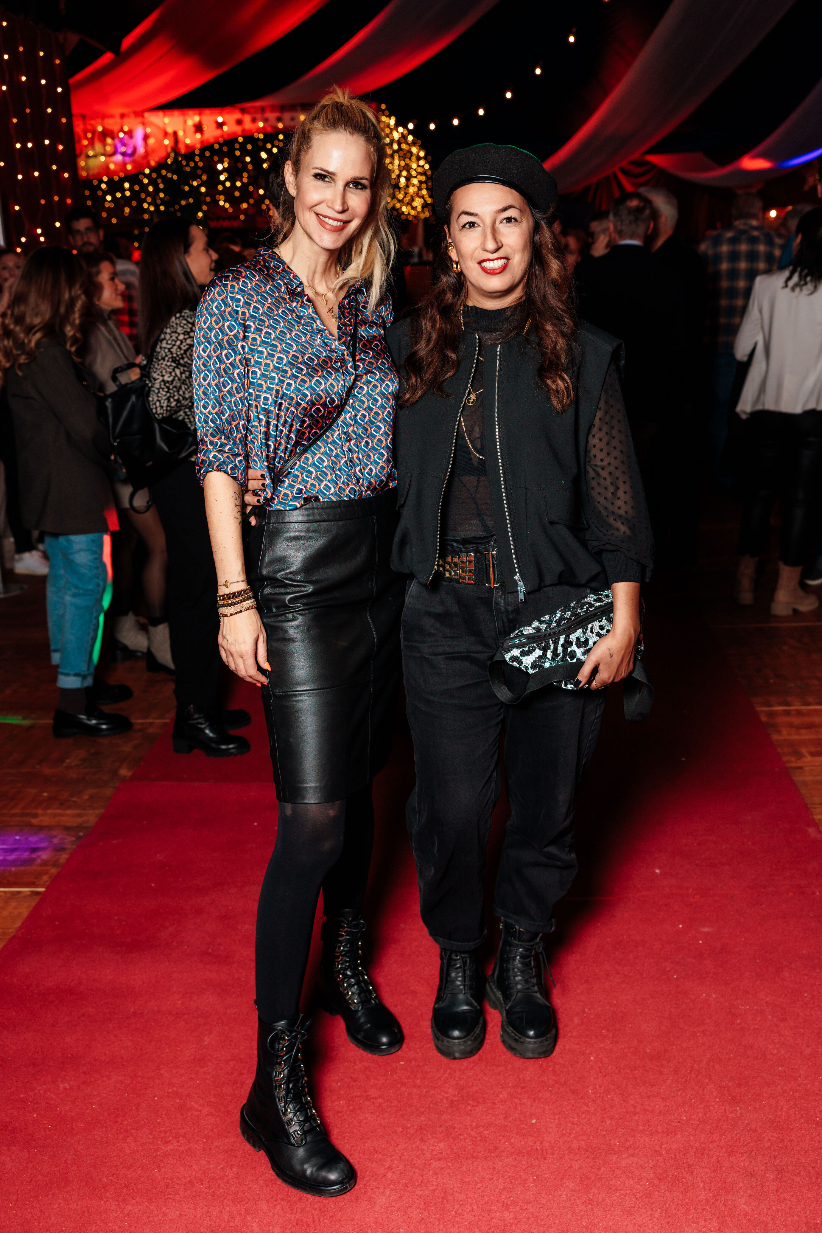 Zwei Frauen in eleganter Kleidung posieren für die Kamera