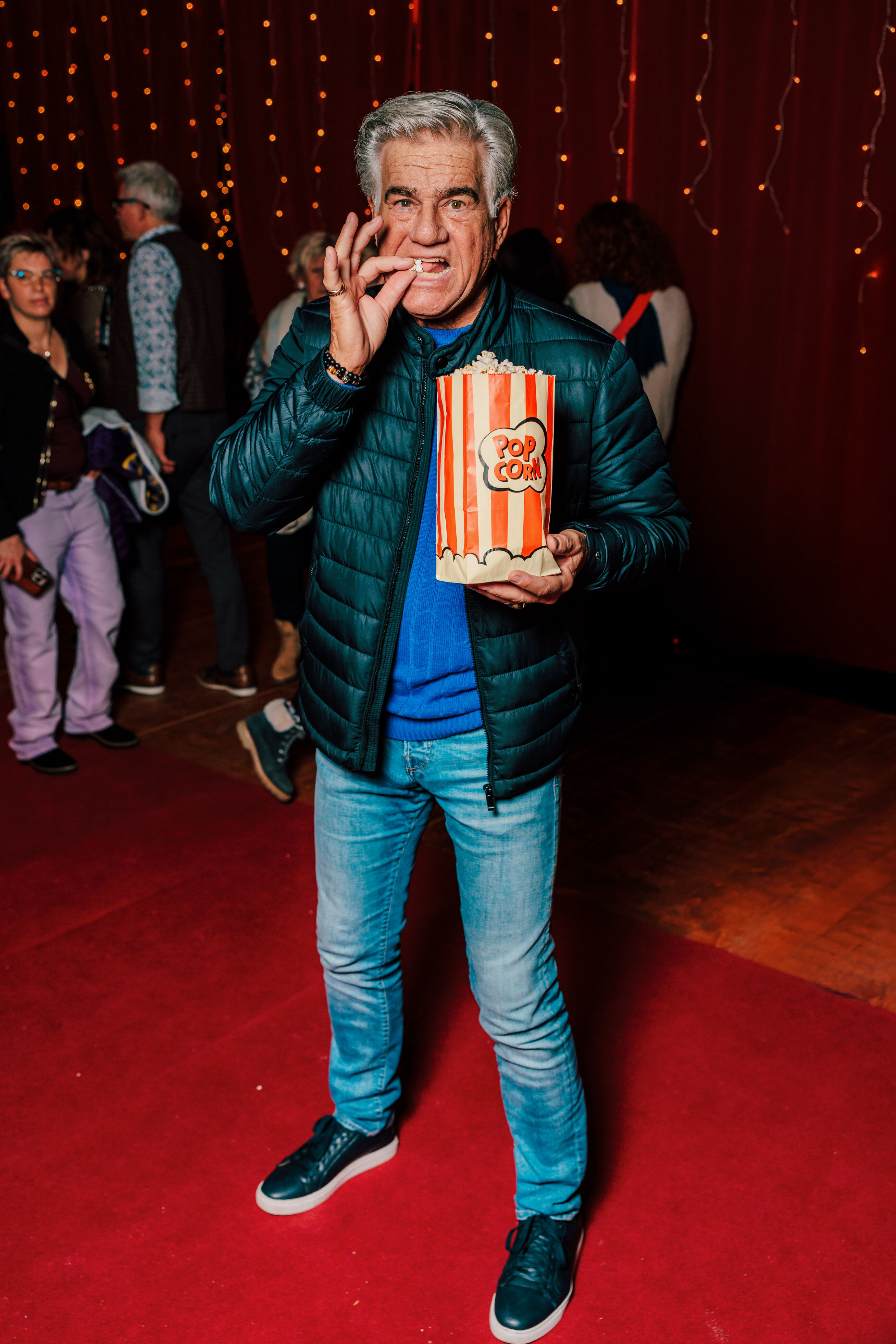Gast geniesst Popcorn an der Premiere